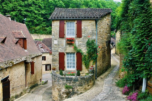 La Petite Maison: Fairytale Stay in Village Center