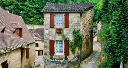 La Petite Maison: Fairytale Stay in Village Center