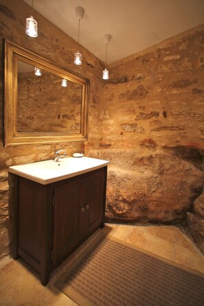 Douche, sèche-cheveux, serviettes fournies, savon