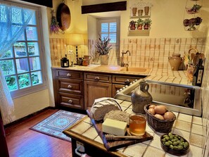 Réfrigérateur, micro-ondes, four, plaque de cuisson