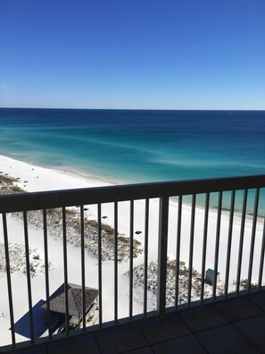 Ein Balkon mit Blick auf Strand und Meer.