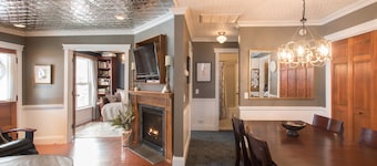 Luxury Boutique Cottage, Hot Tub Grotto, Top of Main St, ❤Clean & Refundable!