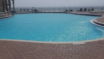 Piscine couverte, piscine extérieure