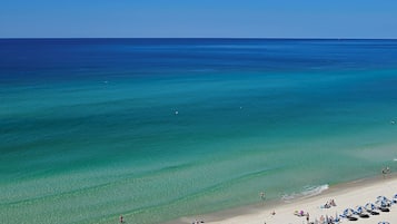 Na praia, espreguiçadeiras