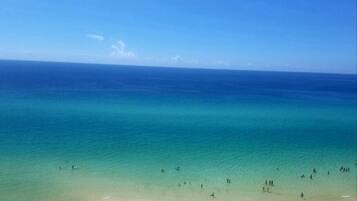 Plage, chaises longues