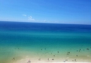 PĂ„ stranden och solstolar