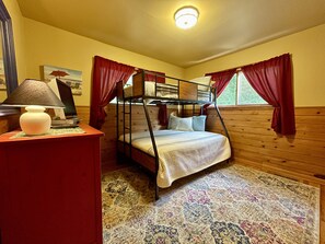 3 bedrooms, desk, iron/ironing board, free WiFi