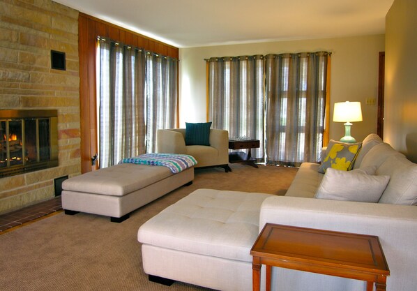 Smart TV, fireplace, DVD player, books