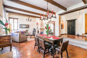 المنشأة من الداخل