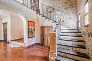 المنشأة من الداخل