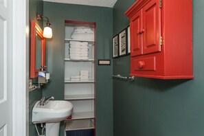Douche, sèche-cheveux, serviettes fournies, savon