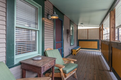 Artfully furnished guest house