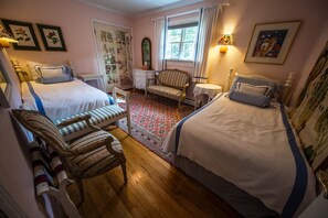 5 bedrooms, iron/ironing board, travel crib, WiFi - Edson Hill- 5 acres, Dogs/ Views/ Pond /Sledding/ Pingpong  and Air hockey . (Stowe)