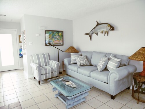 Tarpon! -Lg Lovely 1 mh, 1 BA, koira ystävällinen, aidattu piha, kävely rannalle!