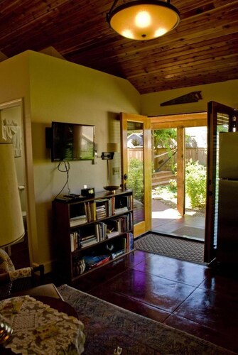 Artful, Rustic Backyard Cabin-Sustainable Ethic, Downtown 20 Min, 5-Star Shower