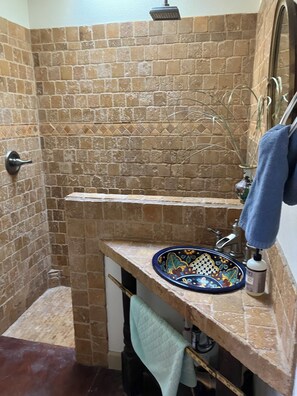 Douche, sèche-cheveux, serviettes fournies, savon