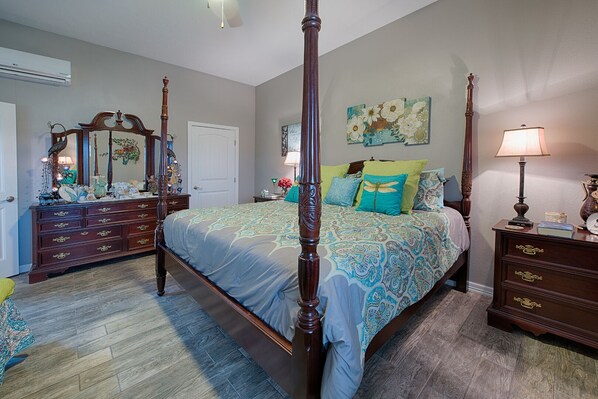 1 bedroom, iron/ironing board, WiFi, bed sheets - Amazing Views, Nightly star-filled skies, friendly farm animals... (Shiner)