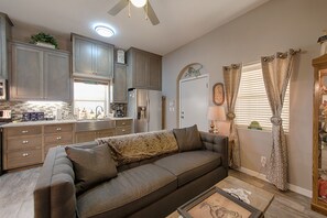 TV, DVD player, video library - Amazing Views, Nightly star-filled skies, friendly farm animals... (Shiner)