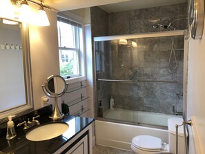 Badkar/dusch, hårtork, handdukar och tvål