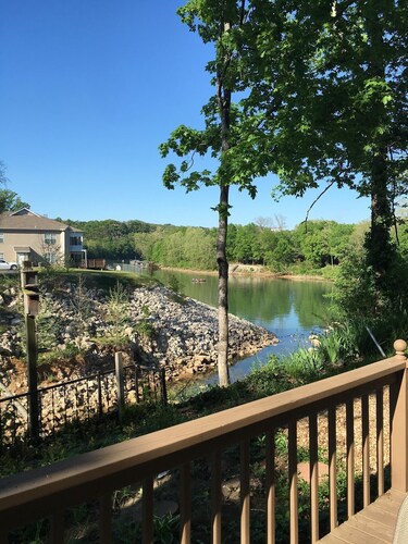 Lakefront Condo on Beautiful Lake Taneycomo with Amenities!