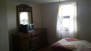 3 bedrooms, free WiFi, bed sheets, alarm clocks