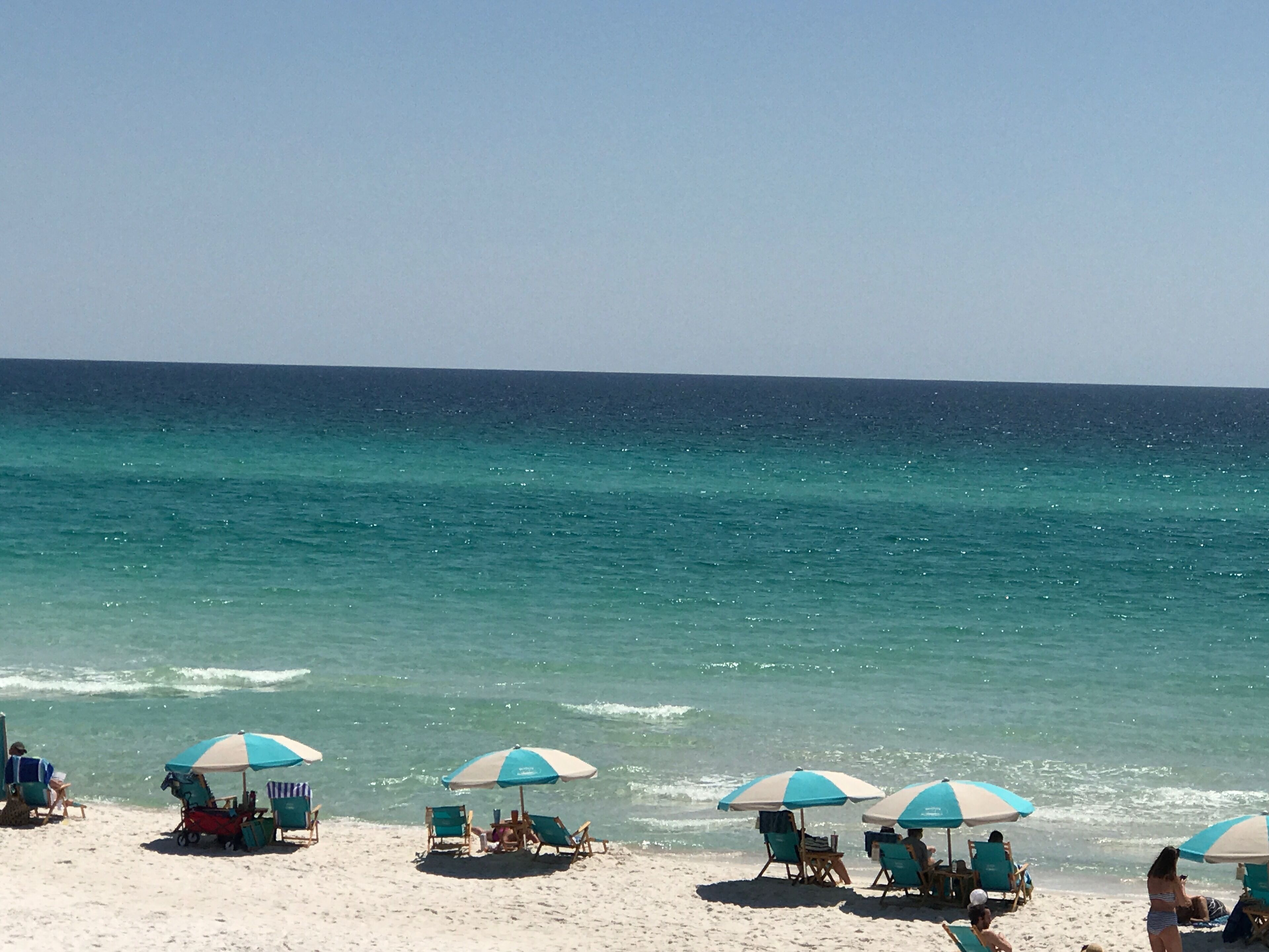Vlak bij het strand, ligstoelen aan het strand, strandlakens