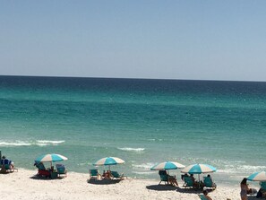 In Strandnähe, Liegestühle, Strandtücher