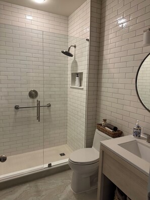 Ensemble douche/baignoire, sèche-cheveux, serviettes fournies, savon