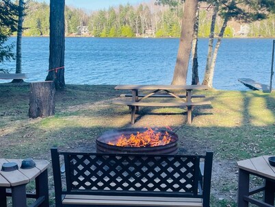 Lakefront Cabin, Pet Friendly, WIFI , near Pictured Rocks Munising Mi.