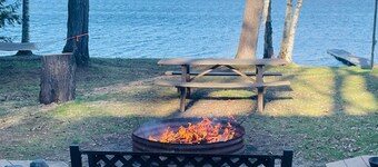 Lakefront Cabin, Pet Friendly, WIFI , near Pictured Rocks Munising Mi.