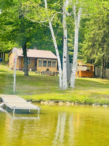 Lakefront Cabin, Pet Friendly, WIFI , near Pictured Rocks Munising Mi.