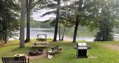 Lakefront Cabin, Pet Friendly, WIFI , near Pictured Rocks Munising Mi.