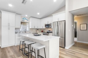 冰箱、微波炉、烤箱、炉灶