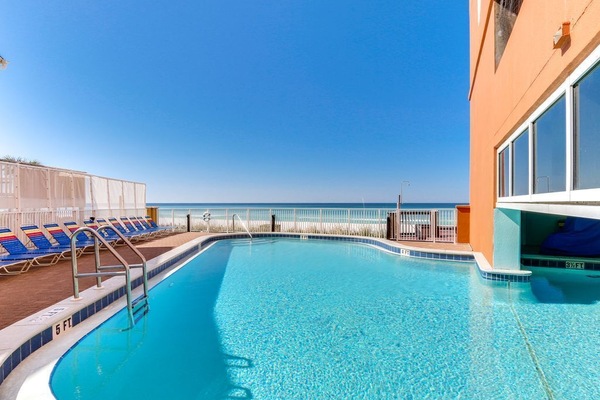 Piscine couverte, piscine extérieure