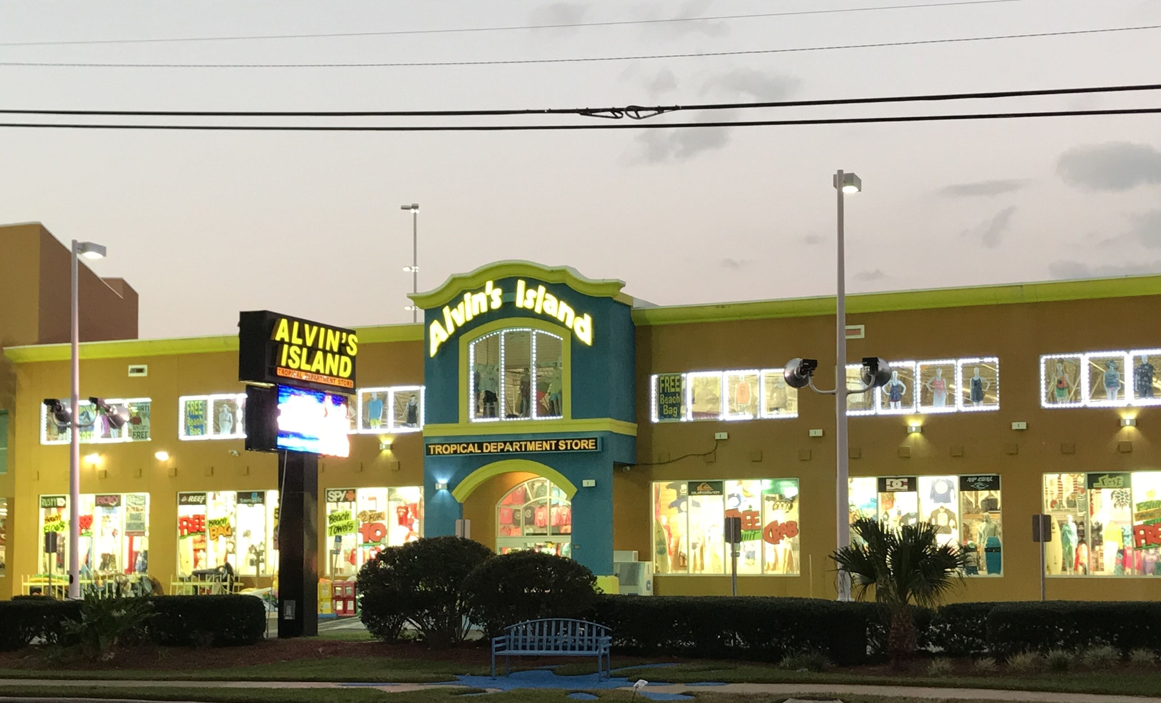 Un edificio con un cartello che riporta 'Alvin's Island' e 'Tropical Department Store'.