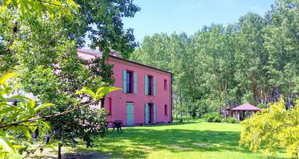 Casa de vacaciones por el río Po y rodeada de verde en Emiliana