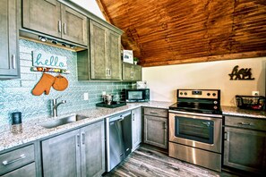 Fridge, microwave, oven, stovetop - Chateau On Monroe - 5 Star Oasis. A Unique and Memorable Nashville Experience! (Nashville)