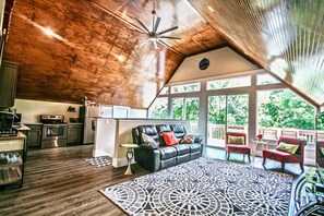 Fridge, microwave, oven, stovetop - Chateau On Monroe - 5 Star Oasis. A Unique and Memorable Nashville Experience! (Nashville)