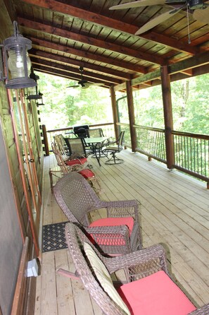 Outdoor dining - Custom Log Home on New River Ridge (West Jefferson)