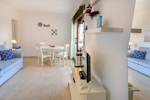 Interior - A 3 minutes from the beach. Near the center. Ideal for families and friends. (L'estartit)