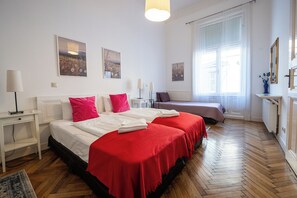 3 slaapkamers, een strijkplank/strijkijzer, reisbedje, gratis wifi