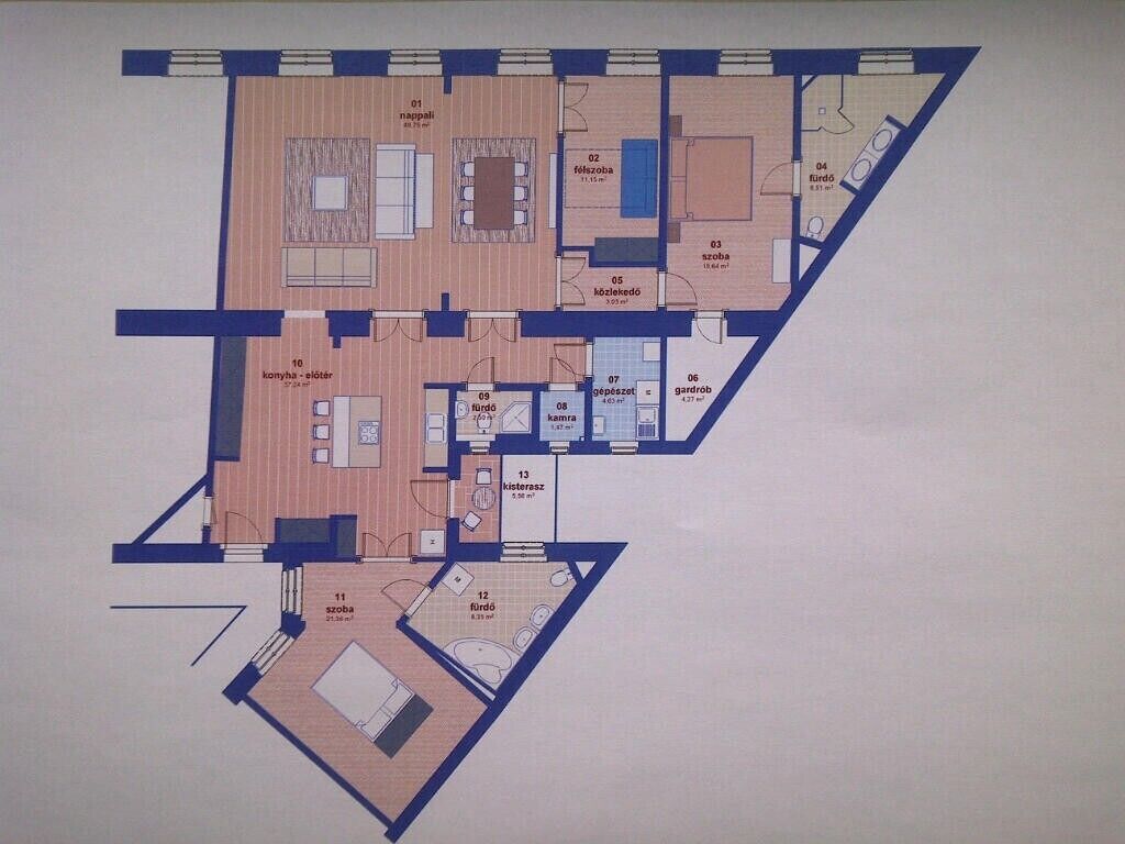 En plantegning af et hotel med flere værelser, herunder et køkken, en opholdsstue og et badeværelse.