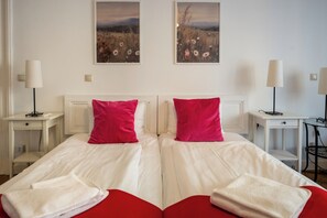 3 habitaciones, tabla de planchar con plancha y cuna de viaje 