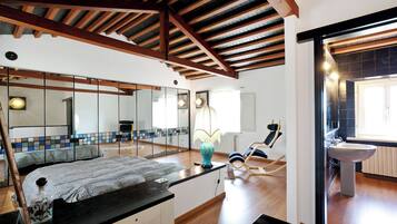 1 bedroom, in-room safe, free WiFi, bed sheets