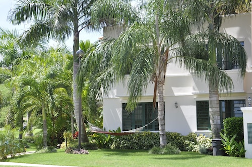 Exclusive Caribbean Villa / Rooftop Jacuzzi / Private Beach/ 24 Security /5 star