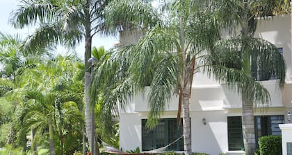 Exclusive Caribbean Villa / Rooftop Jacuzzi / Private Beach/ 24 Security /5 star