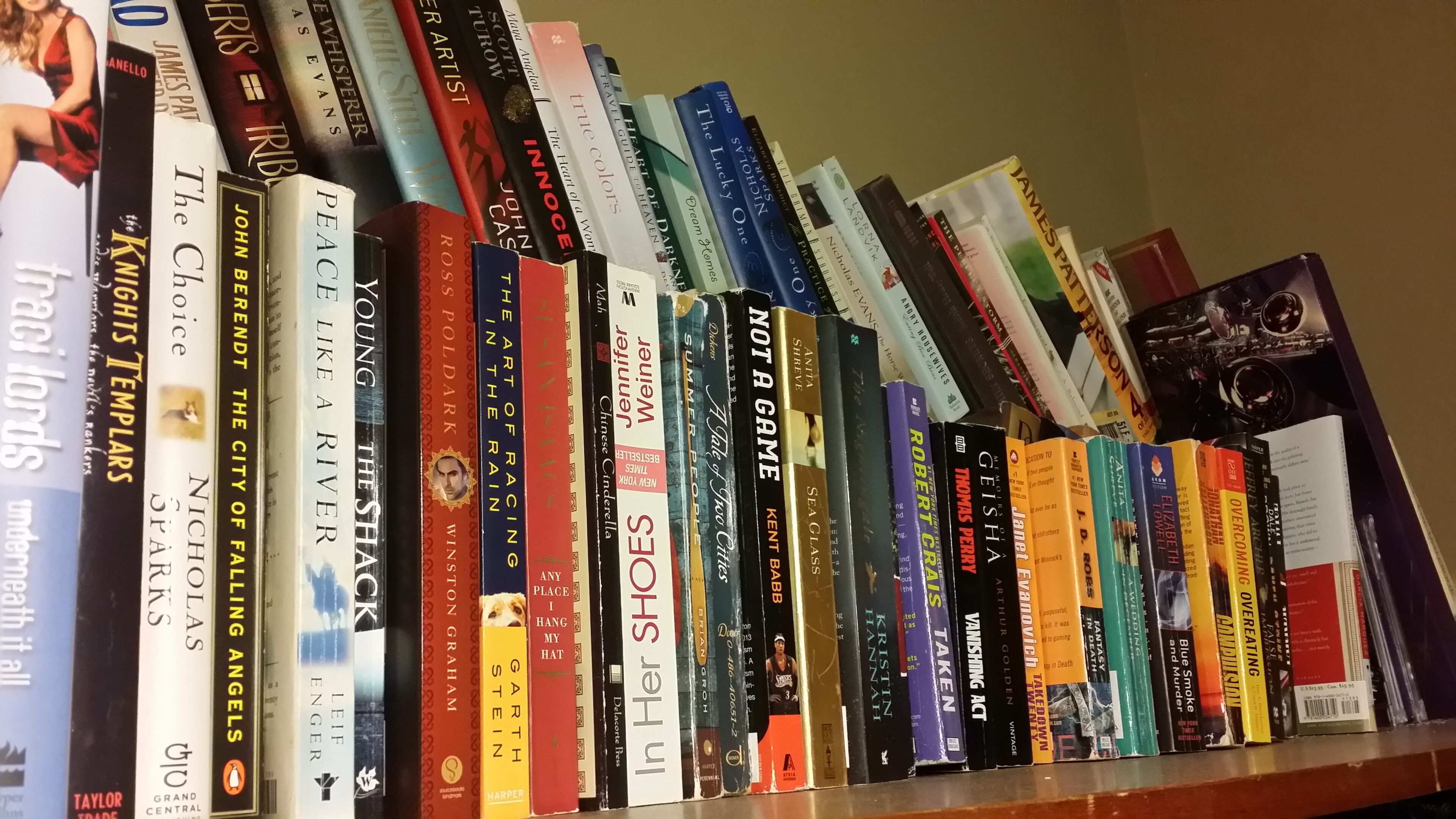 Een plank vol met verschillende boeken.