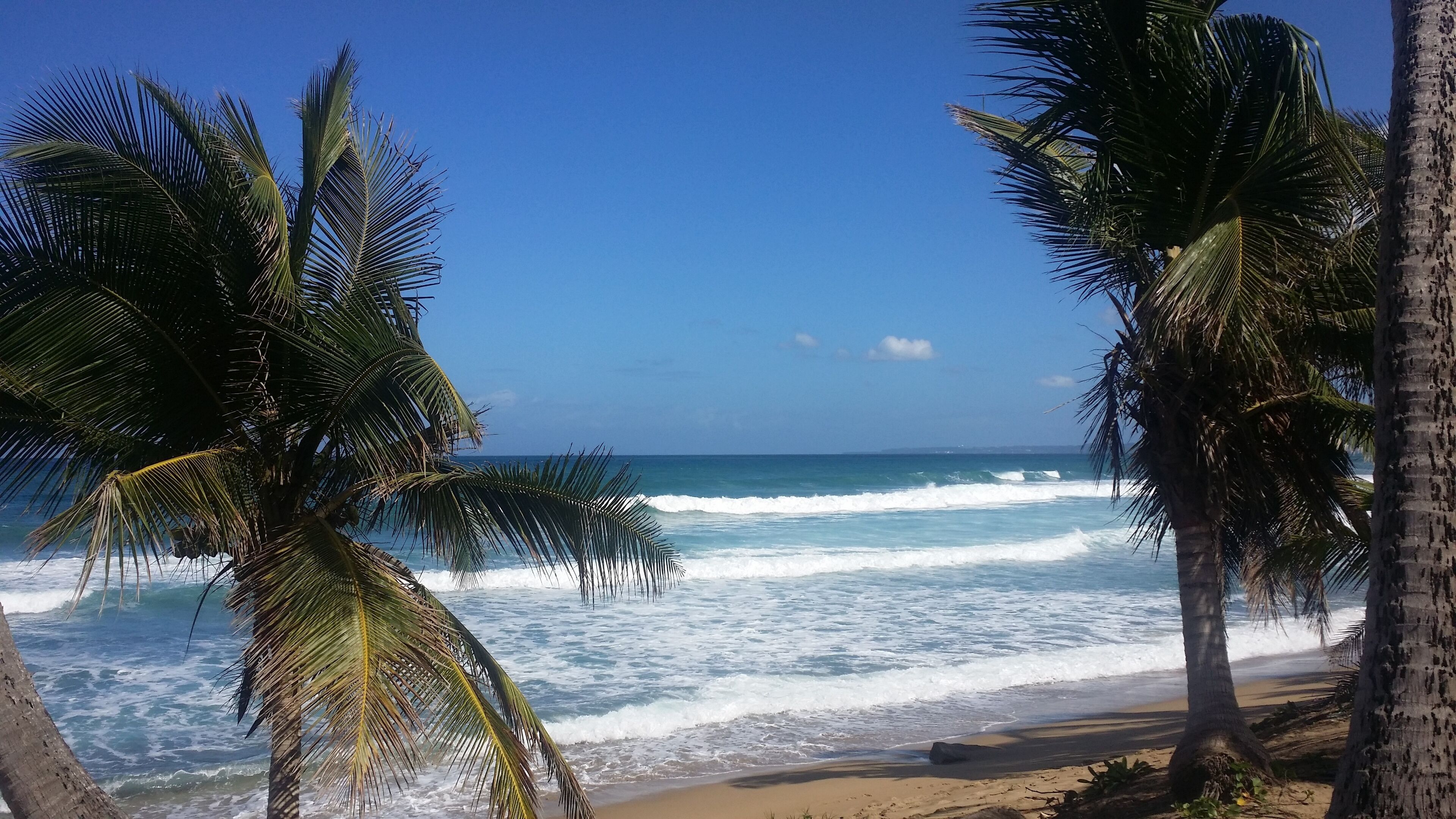 Rannalla, aurinkotuoleja, aurinkovarjoja, rantapyyhkeitä