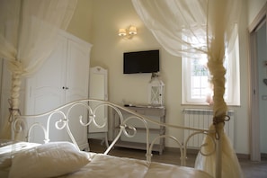 1 bedroom, iron/ironing board, internet, bed sheets