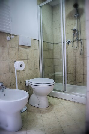 Suihku, hiustenkuivaaja, bidee, pyyhkeet